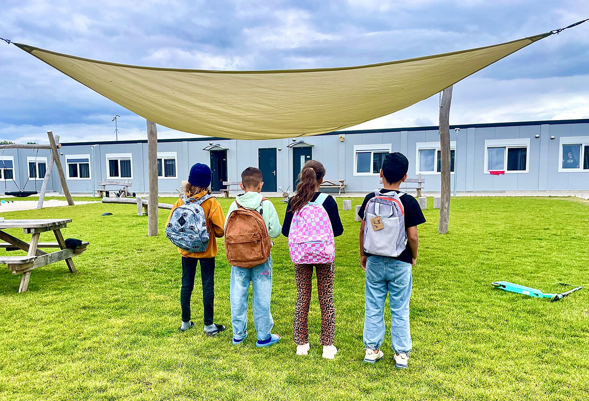 Kinderen met een rugzak bij Noodopvang in Druten