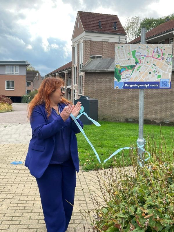 Feestelijke onthulling nieuwe VergeetMijNiet route door wethouder Huntink