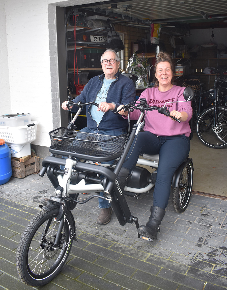 Henk Leenders en Renske Banken op de duofiets in Afferden