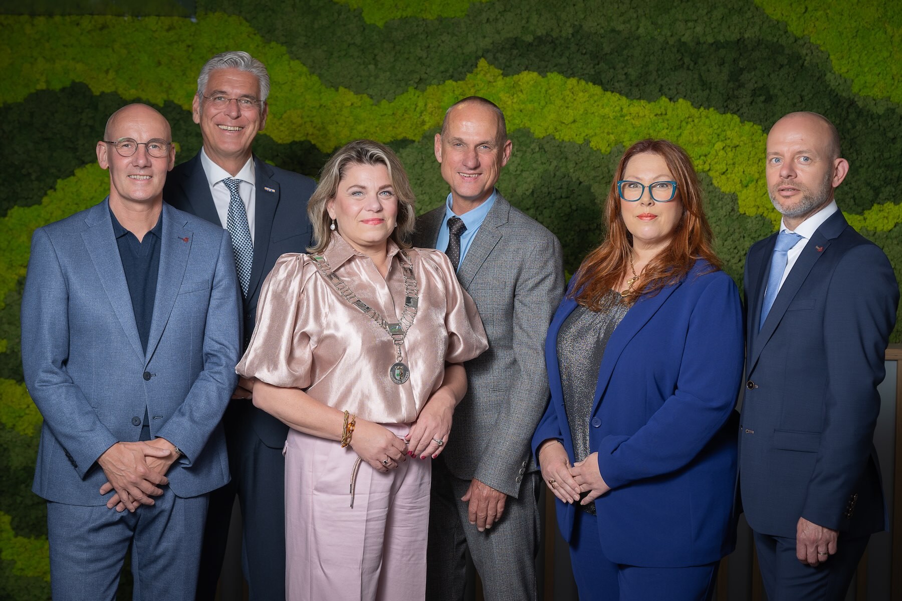Vlnr: wethouder Remco Zwartkruis, wethouder Willy Brink, burgemeester Sigrid Sengers, gemeentesecretaris Boy Janssen, wethouder Nadine Huntink, wethouder Koen van Aanholt